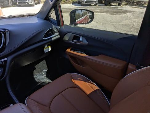 New 2026 Chrysler Pacifica Pinnacle FWD image 19