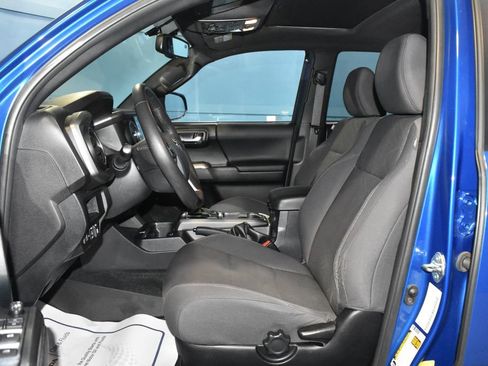 Used 2017 Toyota Tacoma TRD Off-Road image 6