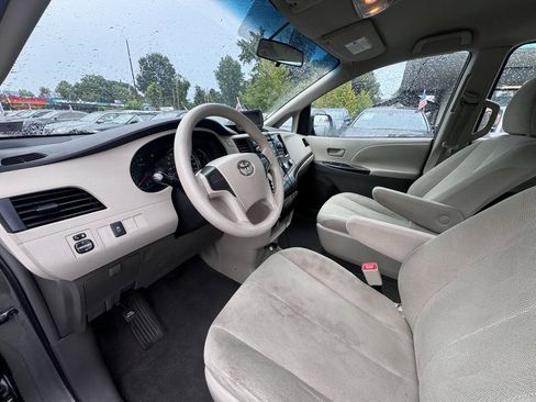 Used 2011 Toyota Sienna w/ Towing Pkg FWD image 18