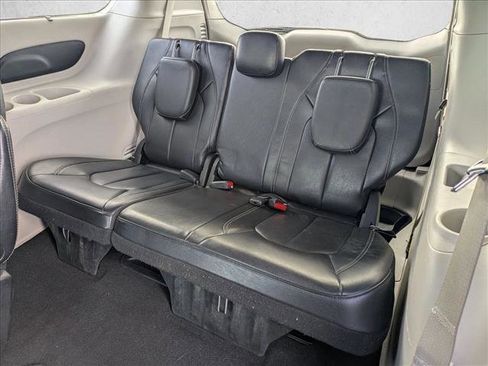 Used 2022 Chrysler Pacifica Touring-L image 19