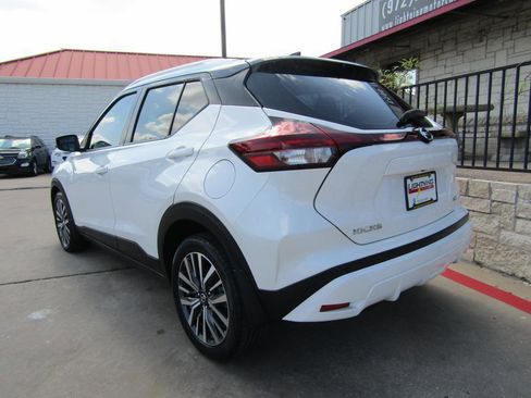Used 2021 Nissan Kicks SV FWD image 3