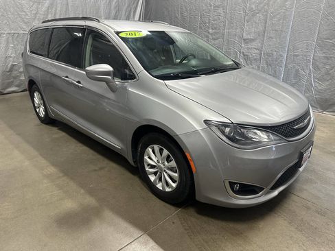 Used 2017 Chrysler Pacifica Touring-L image 1
