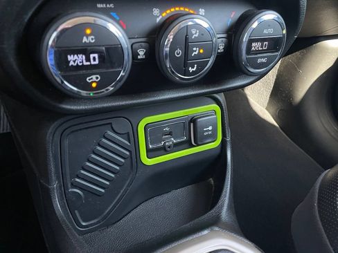Used 2016 Jeep Renegade Limited FWD image 19