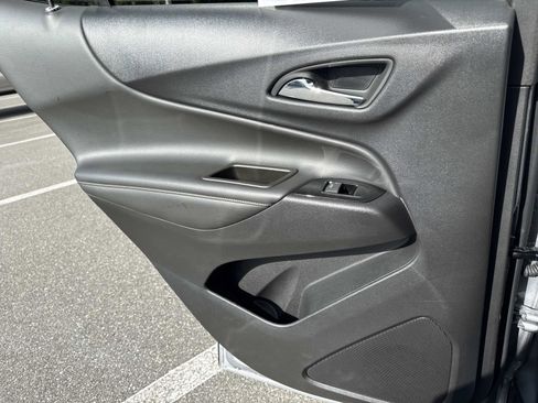 Used 2023 Chevrolet Equinox Premier FWD image 9