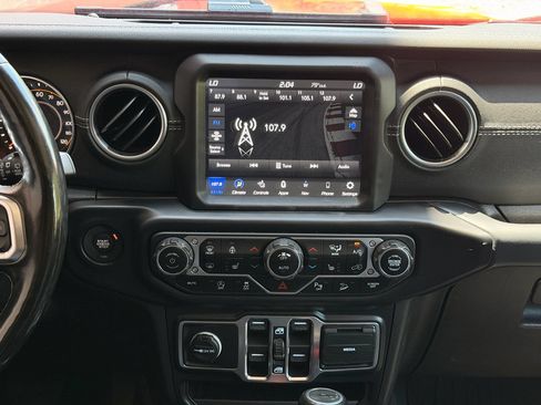 Used 2020 Jeep Wrangler Unlimited Sahara w/ Uconnect 4C Nav & Sound Group AWD/4WD image 17