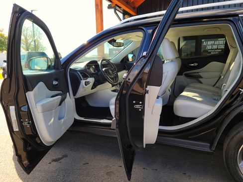 Used 2019 Jeep Cherokee Limited image 7