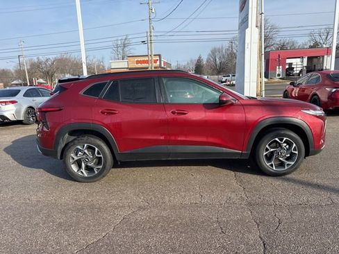 Used 2025 Chevrolet Trax LT w/ Driver Confidence Package image 3