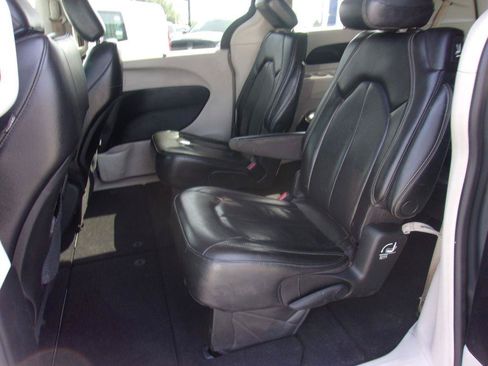 Used 2022 Chrysler Pacifica Touring-L FWD image 9