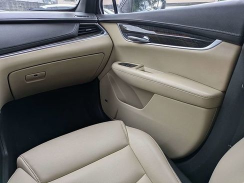 Used 2019 Cadillac XT5 FWD image 17