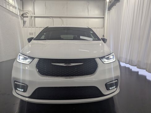New 2026 Chrysler Pacifica Select image 4