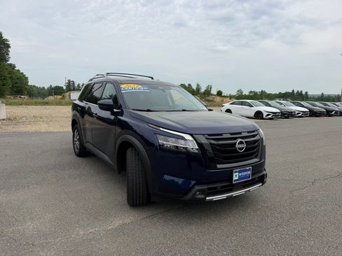 Used 2023 Nissan Pathfinder SL w/ Lighting Package (N92) AWD/4WD image 4