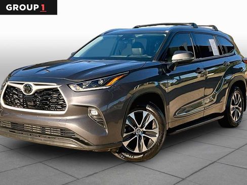 Used 2021 Toyota Highlander XLE AWD/4WD image 1
