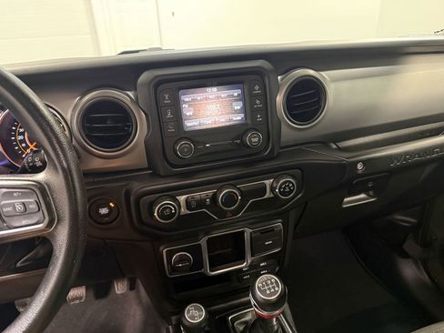 Used 2022 Jeep Wrangler Willys image 16