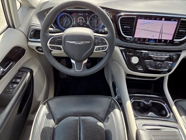 Used 2023 Chrysler Pacifica Limited FWD image 17