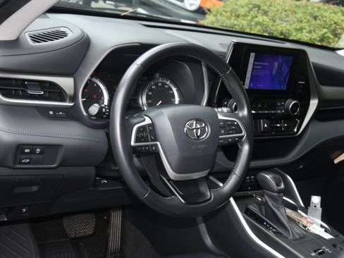 Used 2023 Toyota Highlander XLE FWD image 9