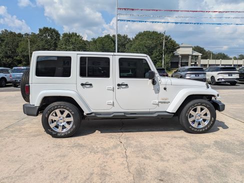 Used 2012 Jeep Wrangler Unlimited Sahara w/ Connectivity Group image 5