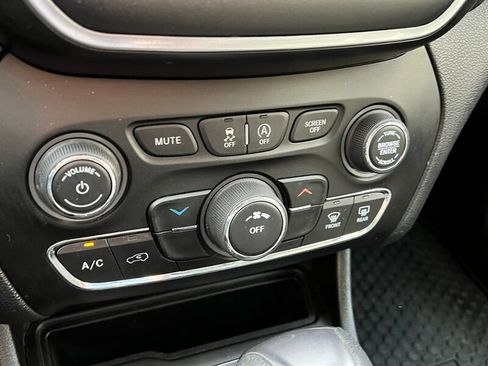 Used 2020 Jeep Cherokee Latitude w/ Cold Weather Group image 31