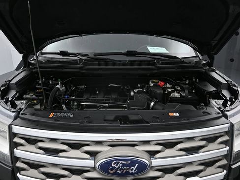 Used 2018 Ford Explorer XLT w/ Equipment Group 202A FWD image 28