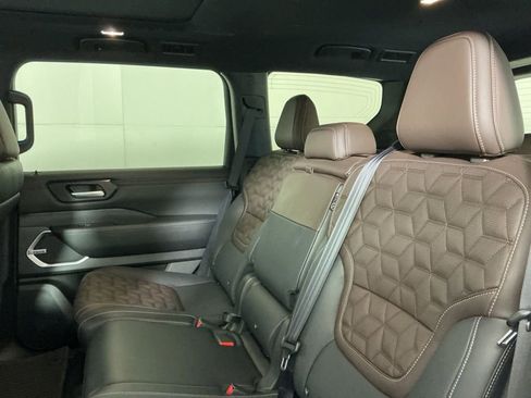 Used 2025 Nissan Armada Platinum image 27