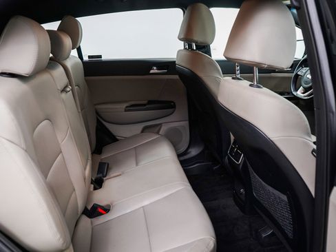 Used 2020 Kia Sportage S image 12