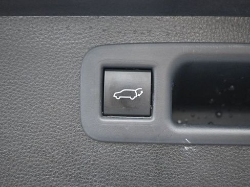 Used 2021 Toyota Highlander LE image 16