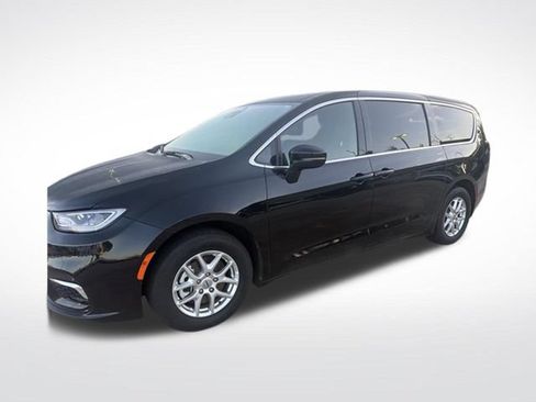 Used 2025 Chrysler Pacifica Select FWD image 8