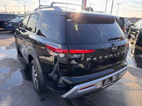 Used 2025 Nissan Pathfinder SL image 3