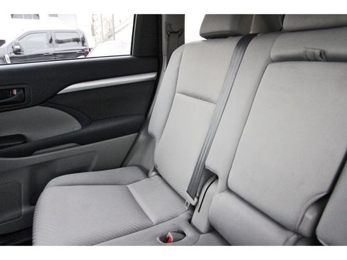 Used 2015 Toyota Highlander LE image 14