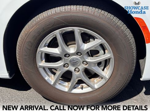 Used 2024 Chrysler Pacifica Touring FWD image 7