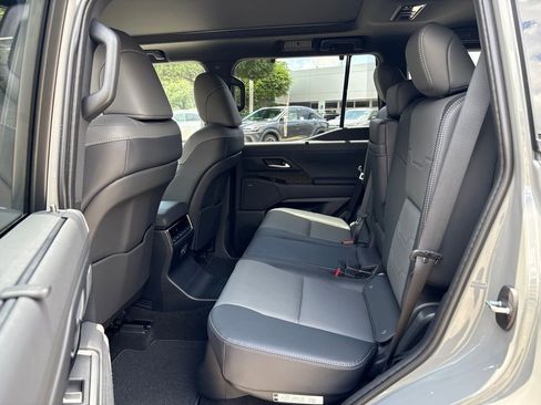 Used 2026 Lexus GX 550 w/ Cold Area Package AWD/4WD image 19