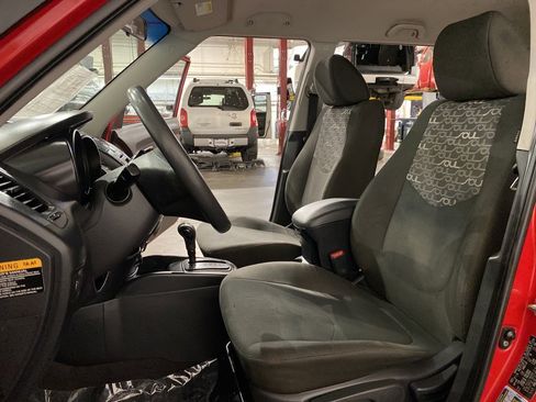 Used 2010 Kia Soul + w/ Audio Pkg image 9