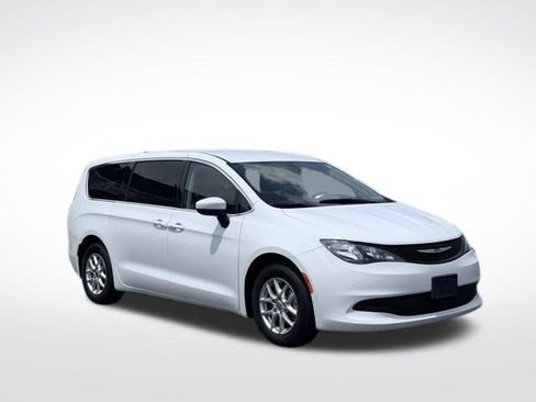 Certified 2023 Chrysler Voyager LX FWD image 5