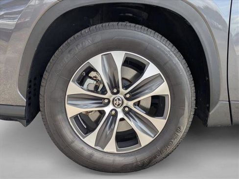 Used 2021 Toyota Highlander XLE image 24