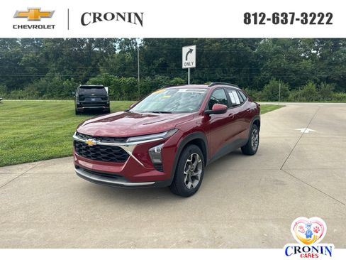 Used 2025 Chevrolet Trax LT FWD image 1
