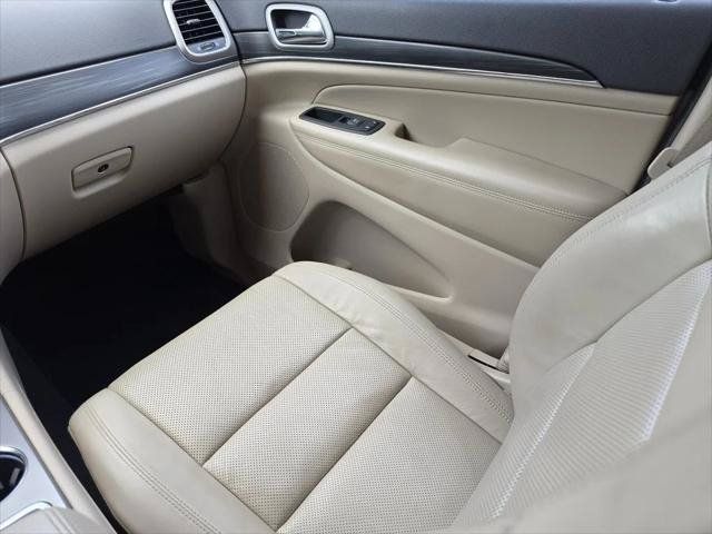 Certified 2020 Jeep Grand Cherokee Limited w/ Luxury Group II AWD/4WD image 17