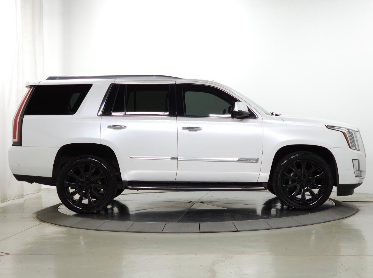 Used 2017 Cadillac Escalade Luxury AWD/4WD image 8