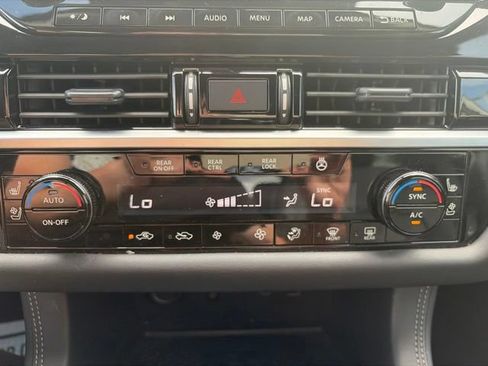 Used 2024 Nissan Pathfinder Platinum AWD/4WD image 35