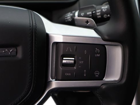 Used 2025 Land Rover Discovery Metropolitan Edition AWD/4WD image 32