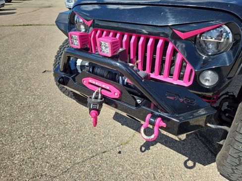 Used 2018 Jeep Wrangler Unlimited Sahara AWD/4WD image 32