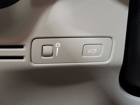 Used 2021 Volvo XC40 T5 Momentum w/ Premium Package image 42