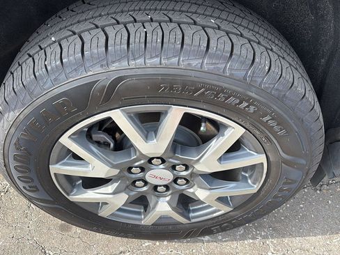 Used 2023 GMC Acadia SLT w/ Technology Package FWD image 10