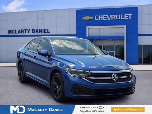Used 2023 Volkswagen Jetta SE FWD image 1
