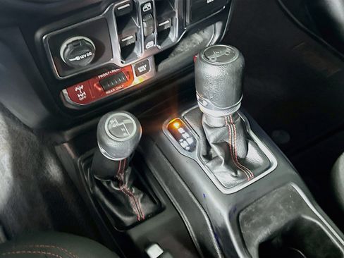 Used 2018 Jeep Wrangler Unlimited Rubicon AWD/4WD image 24
