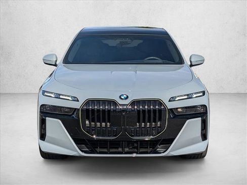 Used 2025 BMW 760i xDrive w/ Executive Package image 2