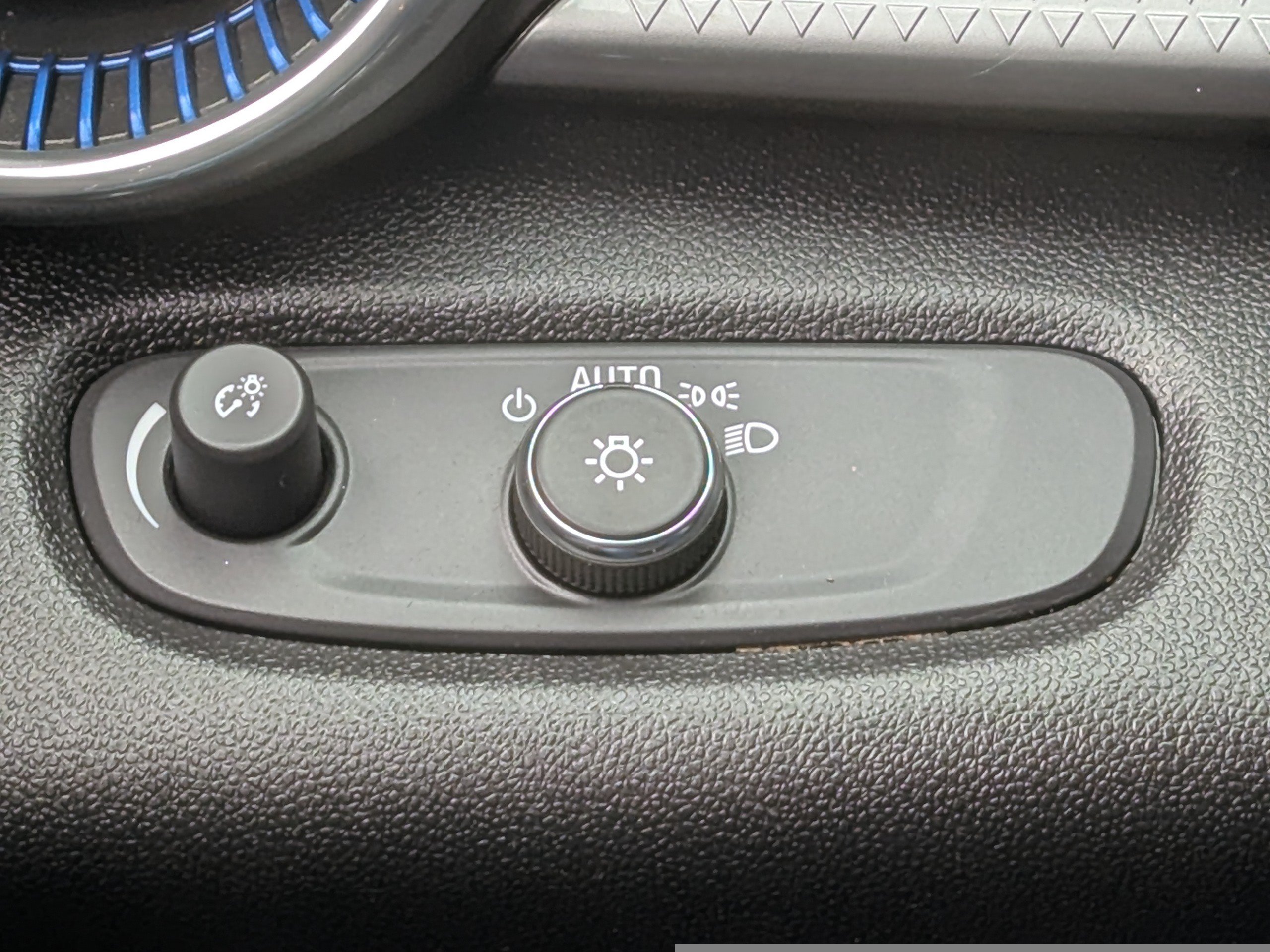Used 2025 Chevrolet Trax LT FWD image 29