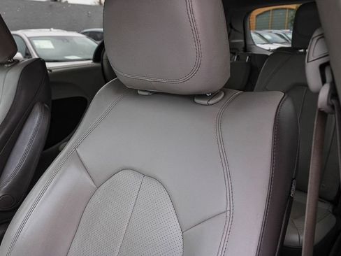 Used 2018 Chrysler Pacifica Touring-L w/ Tire & Wheel Group FWD image 25