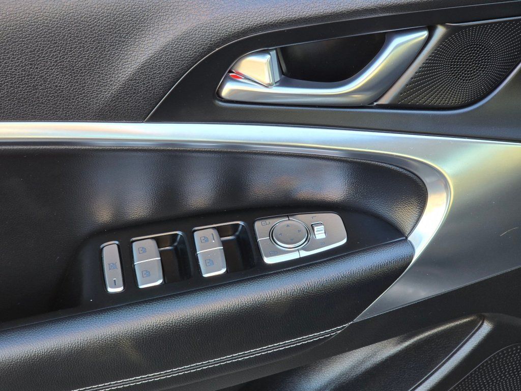 Used 2025 Genesis G70 2.5T RWD image 32
