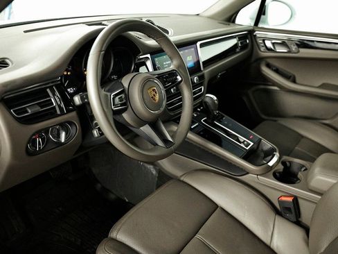 Certified 2025 Porsche Macan AWD/4WD image 4