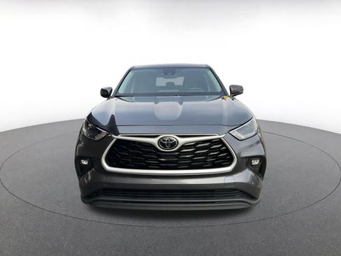 Used 2025 Toyota Highlander LE image 2