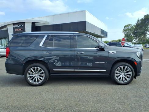Used 2022 GMC Yukon Denali w/ Denali Premium Package AWD/4WD image 2